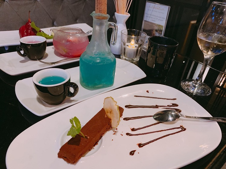 ジョイ バイ ドーゾー　Warm Chocolate Cake with Vanilla Ice Cream、Hawaiian Blue