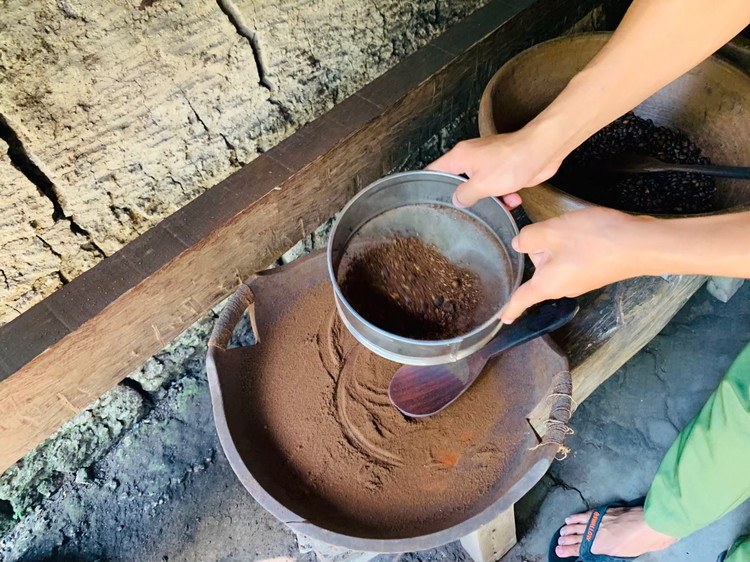 バリ・プリナ　コーヒー豆を砕いてふるいにかける