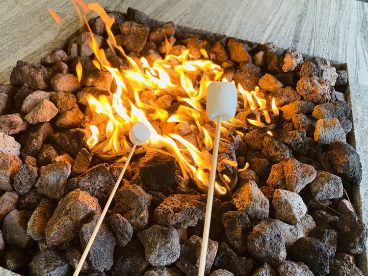 焚き火のリビング　焼きマシュマロ