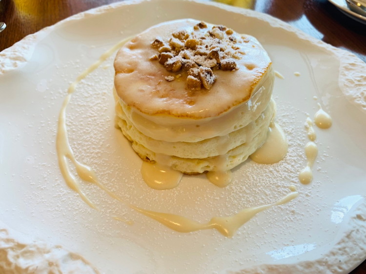 ハウス ウィズアウト ア キー　昼食　ハレクラニ沖縄オリジナルリコッタチーズのふわふわスフレパンケーキ