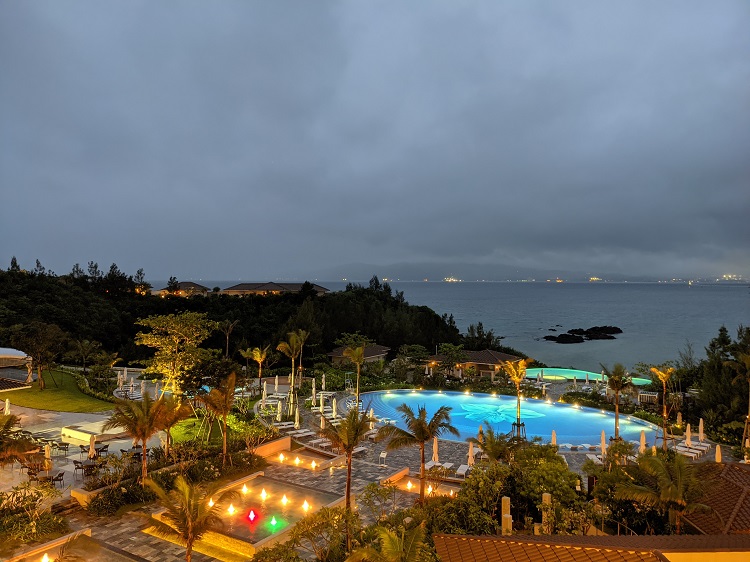 ハレクラニ沖縄　ビーチフロントウイング　高層階からの眺め（夜）