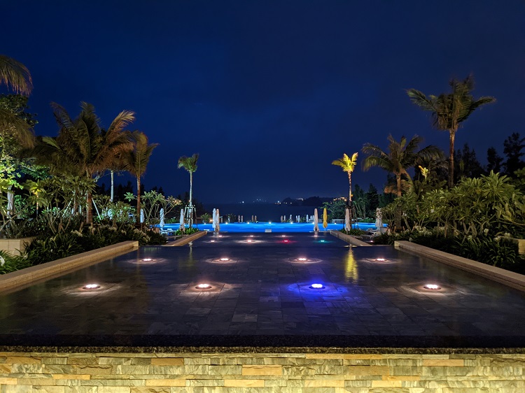 ハレクラニ沖縄　ビーチフロントウイング　ロビーからの眺め（夜）