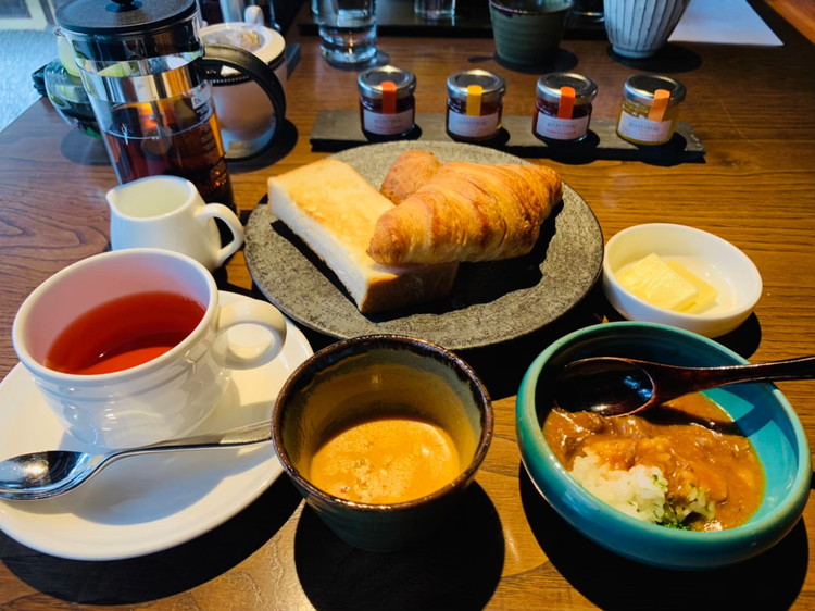 京 翠嵐　朝食　スープ、パン、ハッシュドビーフ